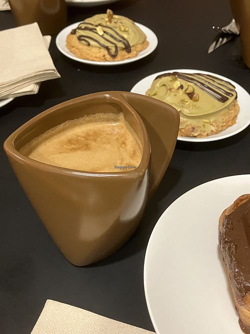 Café y galletas con crema de pistacho  at Natury in Barcelona