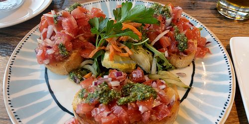 Bruschetta. Salat in der Mitte hat ein nicht veganes Dressing, lässt sich aber durch Essig und Öl ersetzen. Verwendetes Pesto ist vegan at Hafensänger in Dornum