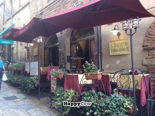 outdoor tables on cobbled street at Dioniso in Volterra