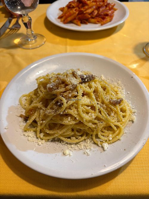 Carbonara vorne (nicht vegan), Pasta all‘arrabbiata hinten (vegan)  at Il Colibrì in Rome