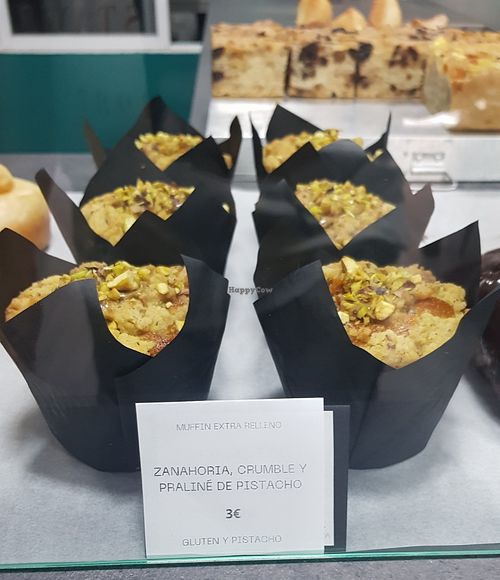 Carrot, crumble and pistachio praline muffin at Kēks  in Mallorca