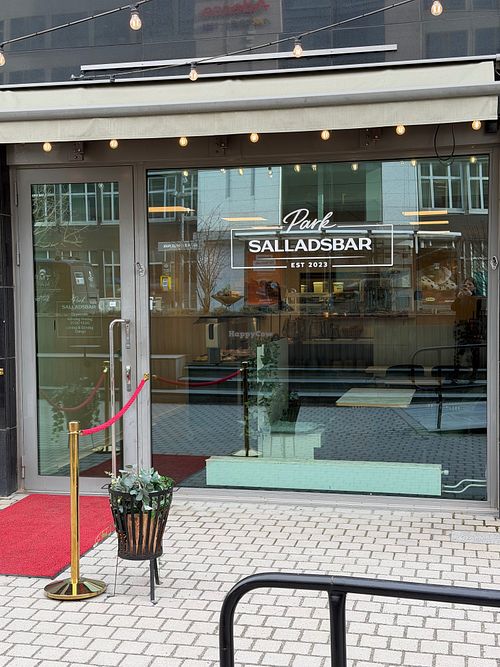 Nyttigt och hälsosamt utan att krångla till det. Plocka, väg och betala .
Oas för vegetarianer och Veganer at Parks Salladsbar in Stockholm