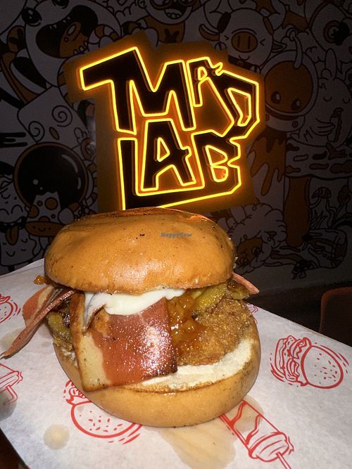 Hamburguesa gorgory. Tiene dona de maple y es una de mis favoritas.   at Mad Lab in Mexico City