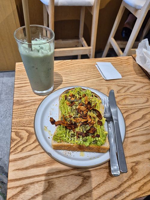 Avocado & "bacon" toast and blue spriulina smoothie at Tokyo Juice - Azabudai Hills in Tokyo