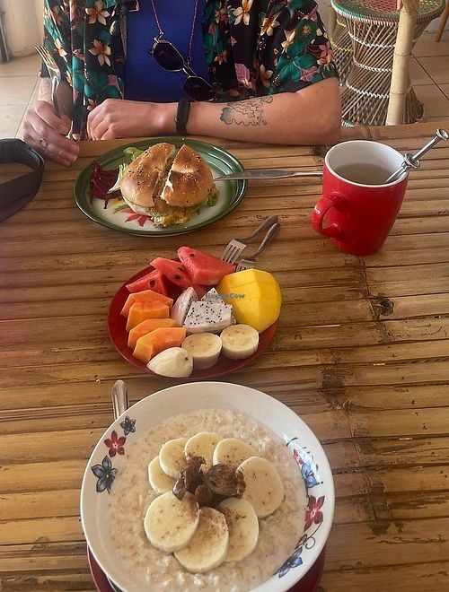 Breakfast bagel and porridge at Free Bird Cafe Pai in Pai