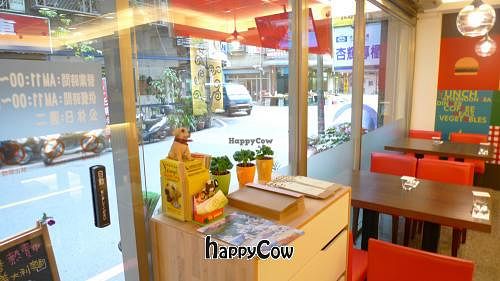 Dining environment at Casa Mia Cafe in New Taipei City