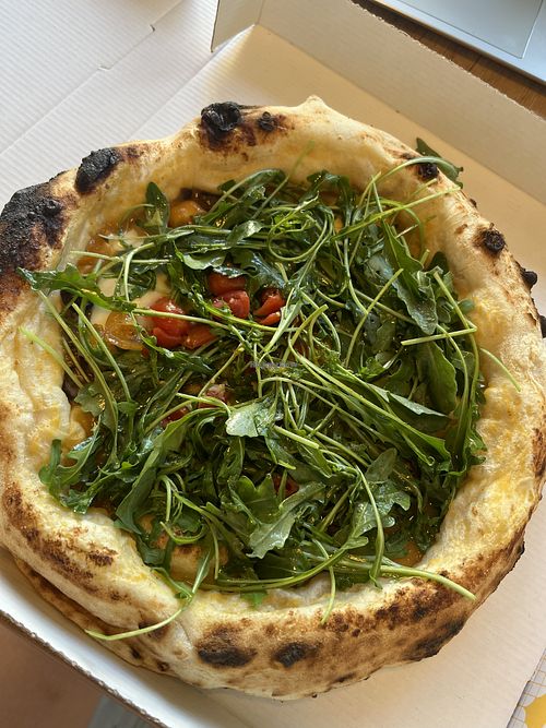 Pizza mit Cashew-Zucchini Creme, Tomaten, Rucola und marinierten Pilzen  at nuva pizza in Leipzig