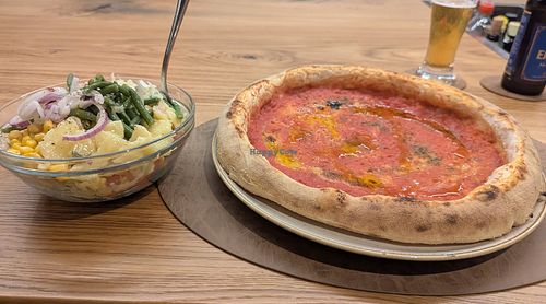 Marinara pizza and salad at Zur Traube in Vipiteno