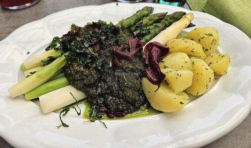 Saisonal: Spargel mit Petersilkartoffeln und Bärlauch-topping (vegan) at Das Hermann's in Fuerstenfeld