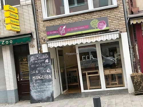 outside / store front: they now also have lunch (pasta) at Gea in Cologne