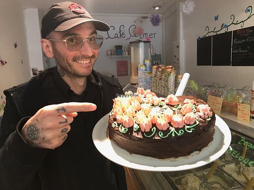 cake (non-vegan) with roses at Gea in Cologne