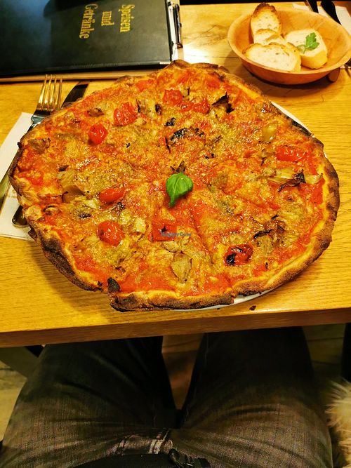 Pizza Rustica mit Artischocken, Tomaten und Pesto at Mitbaaaart in Kiel