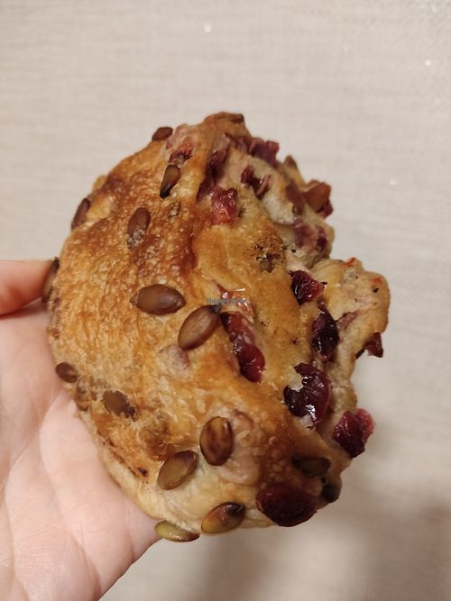 Cranberry and pumpkin seed bun at Ashville Bakery Cafe - 애쉬빌 베이커리 카페 in Seoul