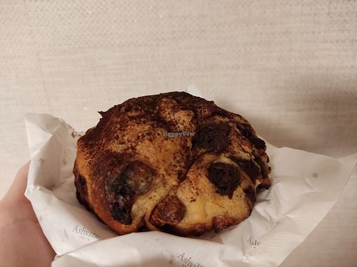 Chocolate and cashew bun at Ashville Bakery Cafe - 애쉬빌 베이커리 카페 in Seoul
