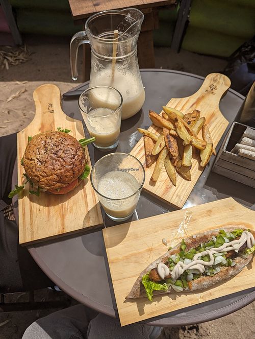 Hamburguesa, pancho, y papas al horno at Raíces Verdes in Mar Del Plata