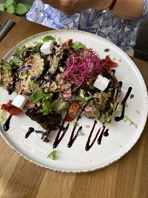 Toast mit Hummus   at avant garden in Maastricht