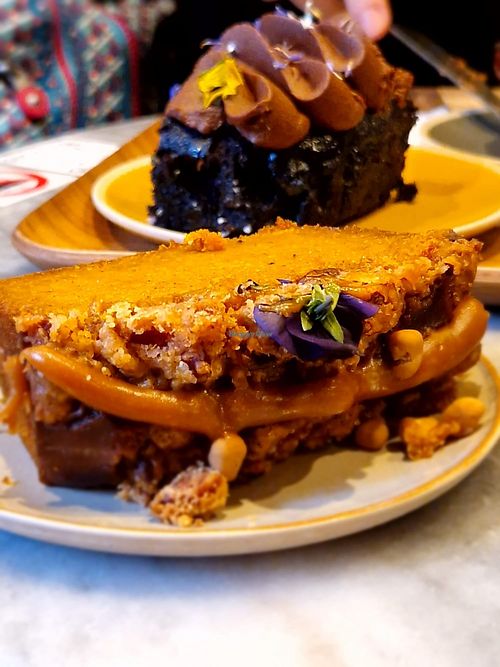 Gâteaux véganes at Bloom Café in Lille