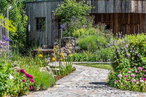 Spaziergang zum Teich oder auf dem Weg in die Sauna. Überall gibt es schöne Plätze zum Entdecken und Verweilen. at Seminarzentrum der Baum in Inzersdorf Im Kremstal