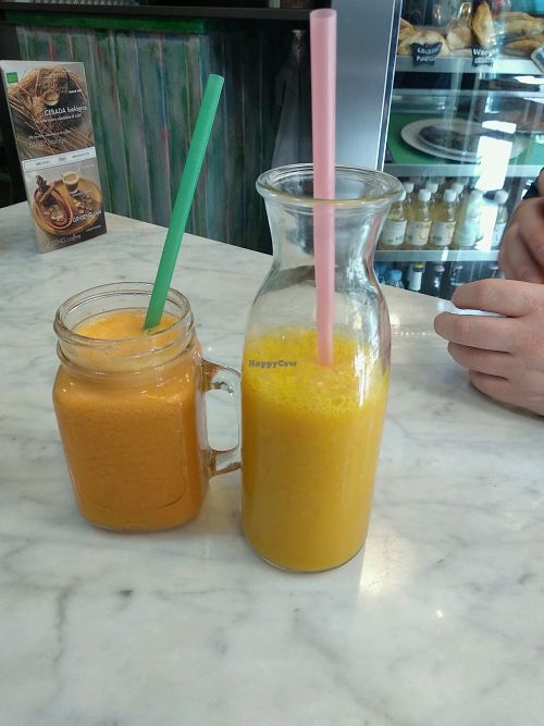 Mango Juice & Carrot, Orange & Ginger Detox Juice at Santoni - When food is the solution in Barcelona