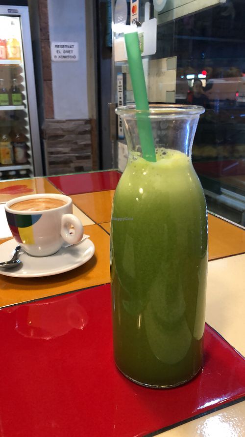 Large green juice and coffee at Santoni - When food is the solution in Barcelona