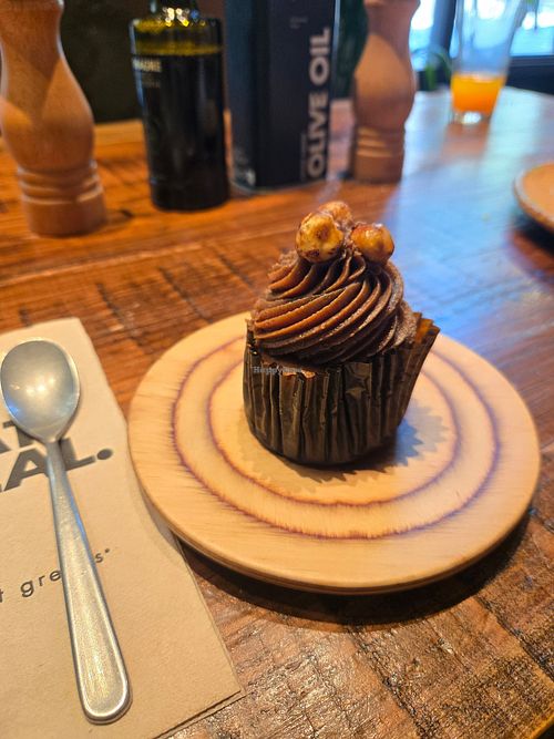 Vegan vanilla salted caramel cupcake at Honest Greens - Las Ramblas in Barcelona