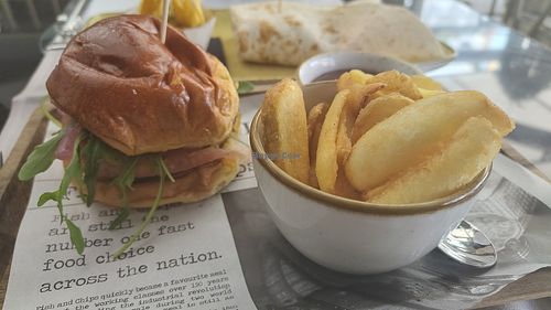 Burger végé, avec frites et sauce BBQ at Compostelana Club Cafe in Tenerife