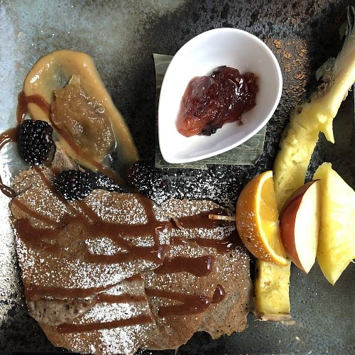 Pancakes de farine de sarrasin at Invitation V in Montreal