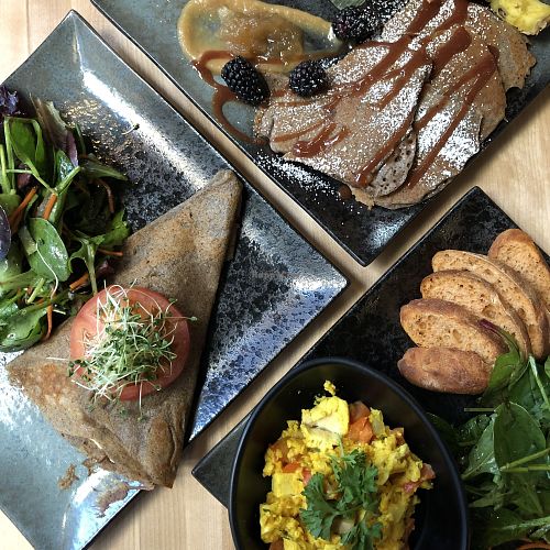 Tofu brouillé, Crêpe de sarrasin salée et Pancakes de farine de sarrasin at Invitation V in Montreal