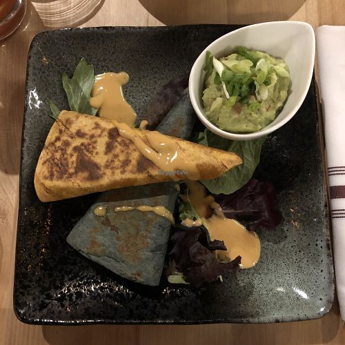 Quesadilla et saucisse avec sauce mexicaine at Invitation V in Montreal