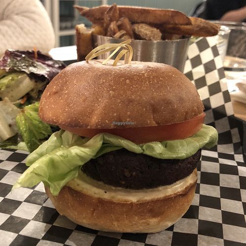 Burger aux pois-chiches et poireaux at Invitation V in Montreal
