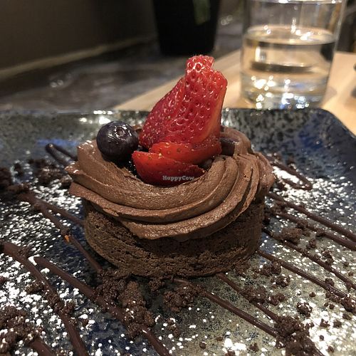 Gâteau au chocolat et baies at Invitation V in Montreal