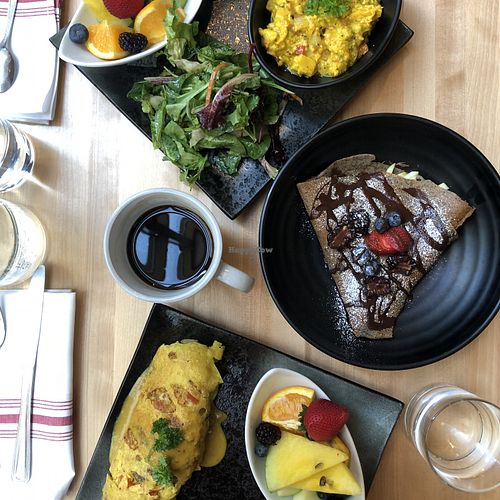 Omelette végétalienne, Crêpe de sarrasin sucrée et Tofu brouillé at Invitation V in Montreal