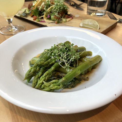 Asperges grillées at Invitation V in Montreal