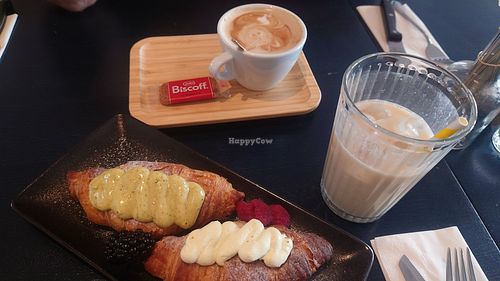 Monthly brunch! I dunno how long it will last (cuz only once per month) but if you have an opportunity to go, simply go! 🤤 at Meow Pizzeria Verde in Innsbruck