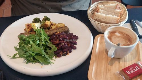 Monthly brunch! I dunno how long it will last (cuz only once per month) but if you have an opportunity to go, simply go! 🤤 at Meow Pizzeria Verde in Innsbruck