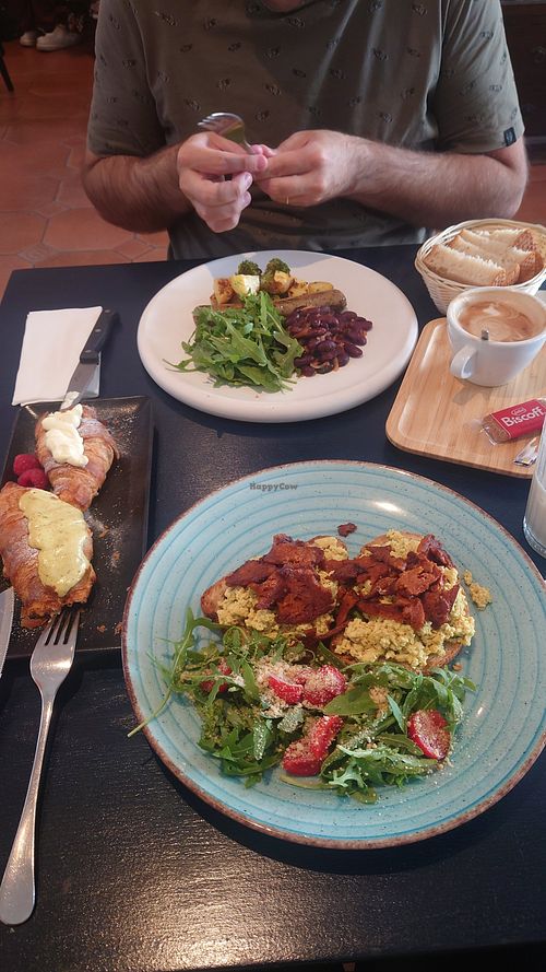 Monthly brunch! I dunno how long it will last (cuz only once per month) but if you have an opportunity to go, simply go! 🤤 at Meow Pizzeria Verde in Innsbruck