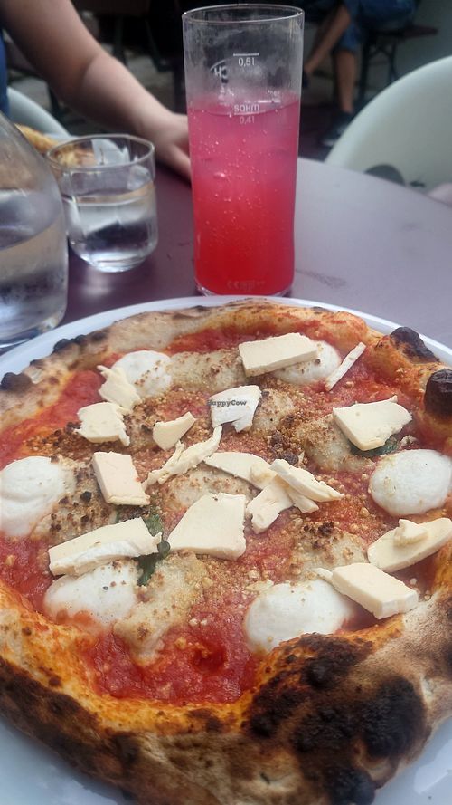 4 cheese 🍕 at Meow Pizzeria Verde in Innsbruck
