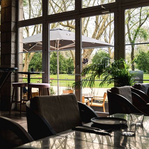 Indoor and outdoor seating  at Cais Do Parque in Caldas Da Rainha