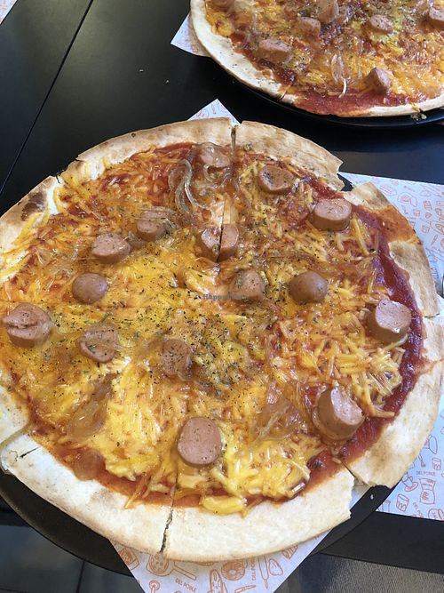 viral— you can see the ton of industrial cheese   at Del Poble Pizzería Ruzafa in Valencia