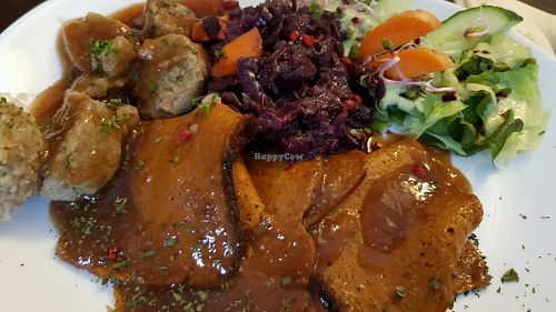 Roast beef, Rotkraut, Grünkernklöße   at Symbiose in Leipzig