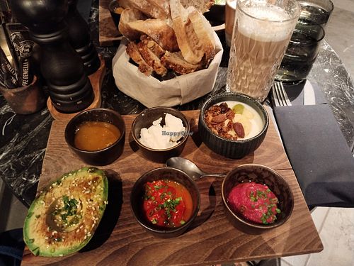 Veganes Frühstücksteller at La Sonett in Gmunden