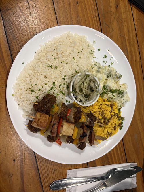 Oferece opções veganas e vegetarianas com muito sabor, porções e preços decentes. Quando estou em Santos, tenho que ir lá. Super recomendo a visita!  at Seo Vegê  in Sao Paulo