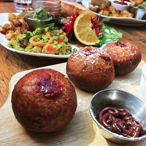 Beignets maison véganes et Déjeuner classique at Lola Rosa - Parc in Montreal