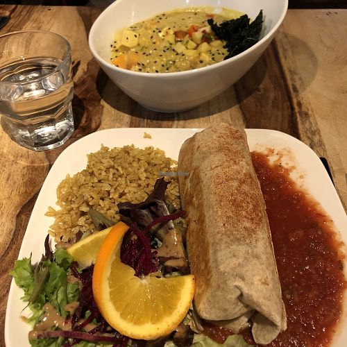Burrito aux fèves noires en version végane et Curry à la mangue at Lola Rosa - Parc in Montreal