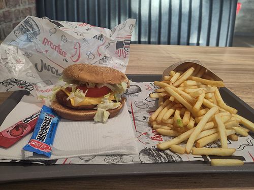 Vegetarian Burger with fries at Korner's Burger in Narbonne