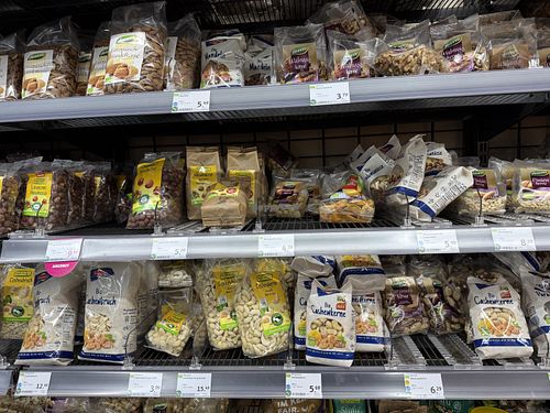 nuts  at denns Biomarkt -  Europaplatz in Berlin