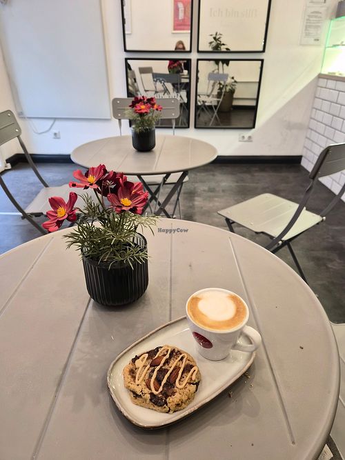 Vegan Almond chocolate chip cookie at IchBinSüß in Vienna