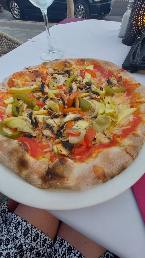 Pizza vegetariana with vegan cheese at Sorrento di Italia in Lanzarote