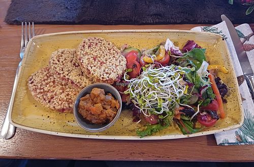 Beetroot patties with mango chutney at Skihütte Oberbeuren in Kaufbeuren
