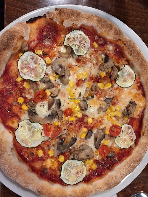 Pizza vegetariana with vegan cheese at Bassotto in Prague